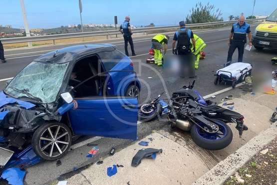 Un vehículo de LM invade el carril contrario y arrolla a un motorista en la circunavlación de Telde/TA.